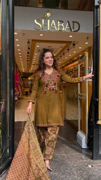Budget-Friendly Akrakh Print Suit Set with Farshi Bottom