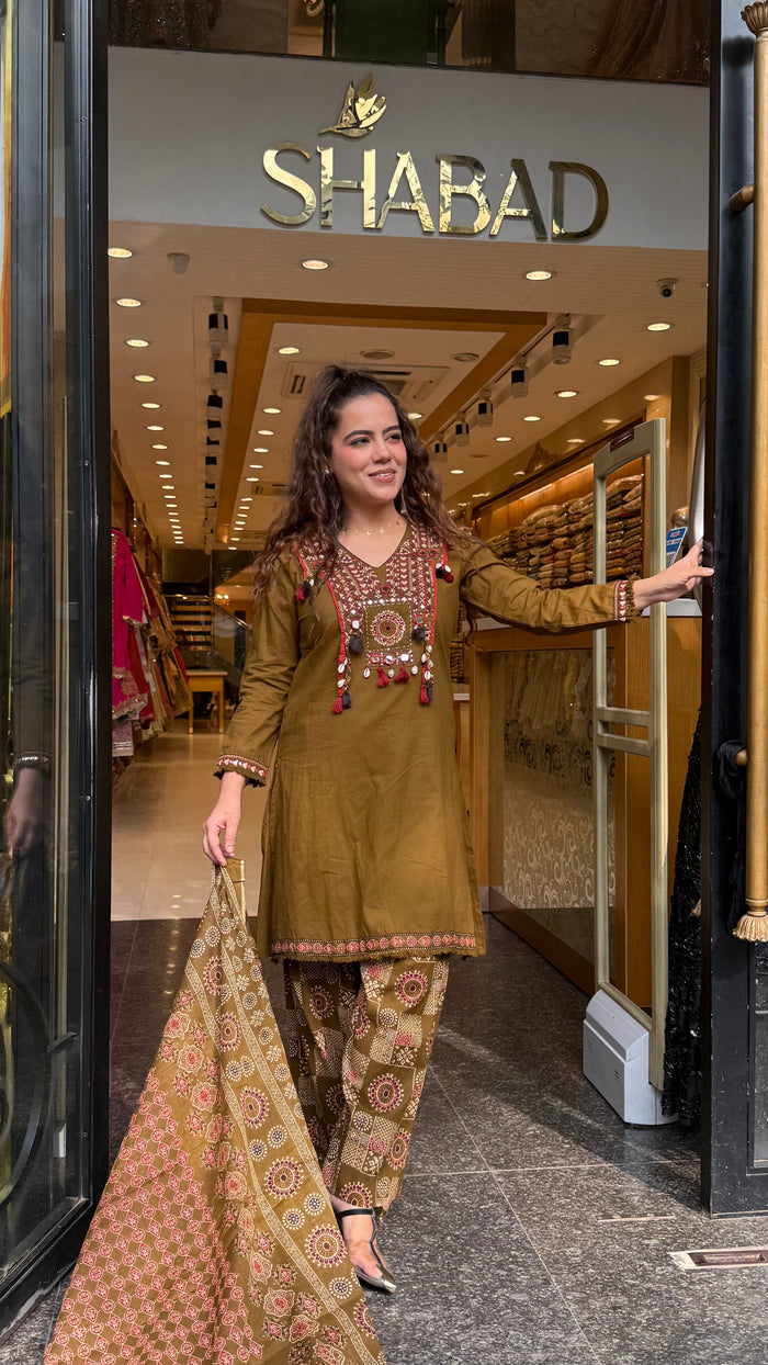 Budget-Friendly Akrakh Print Suit Set with Farshi Bottom