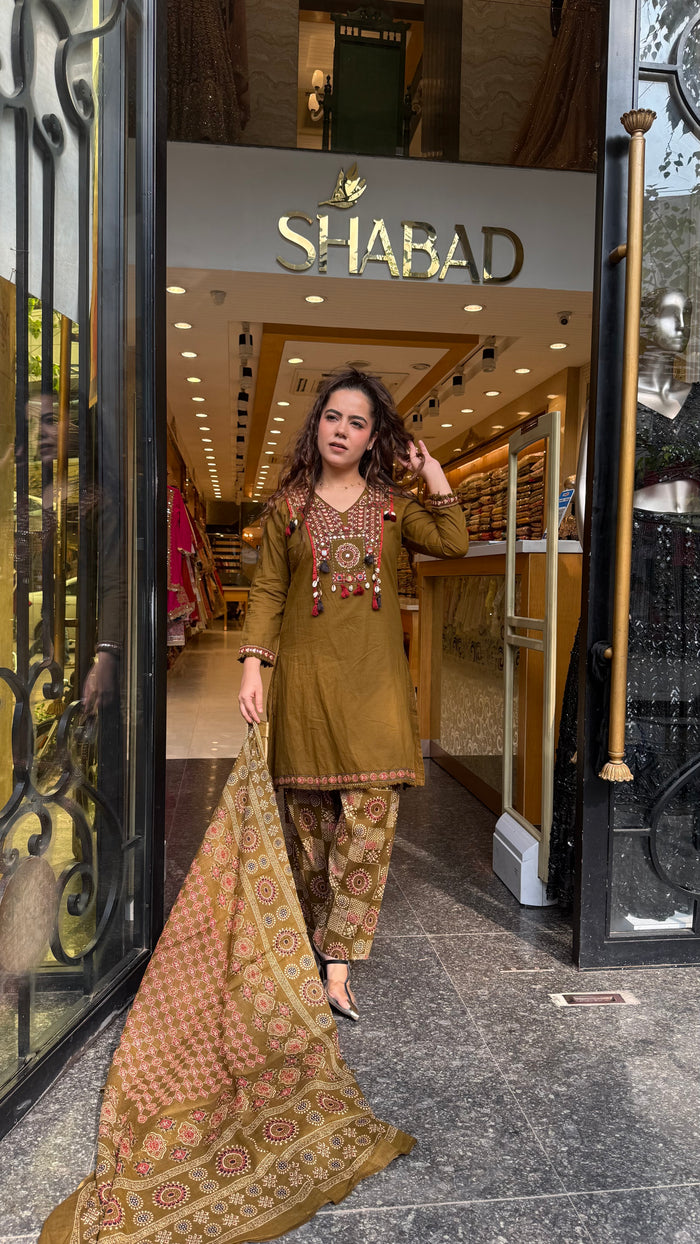 Budget-Friendly Akrakh Print Suit Set with Farshi Bottom