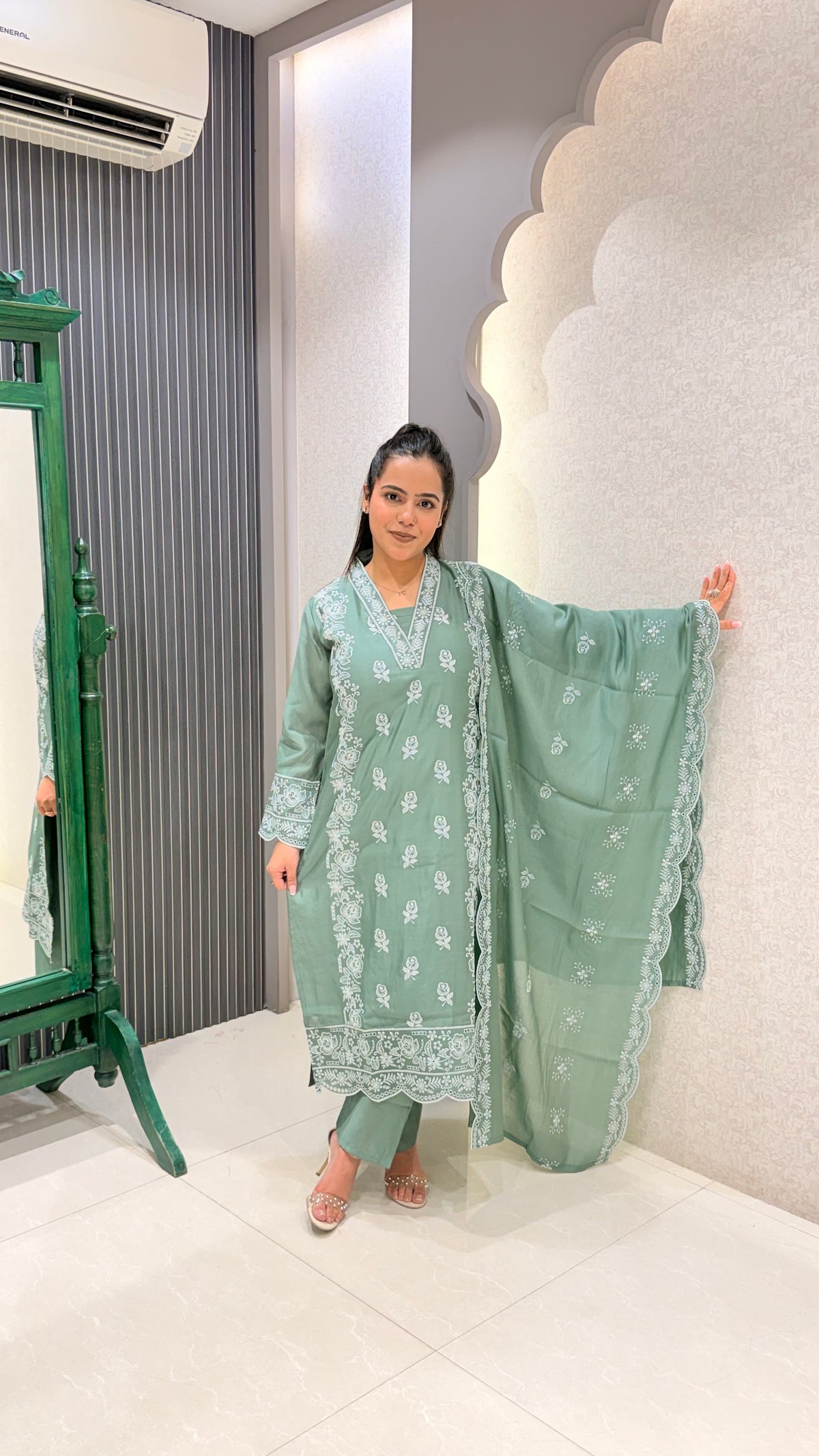 Muslin Suit with Thread Embroidery