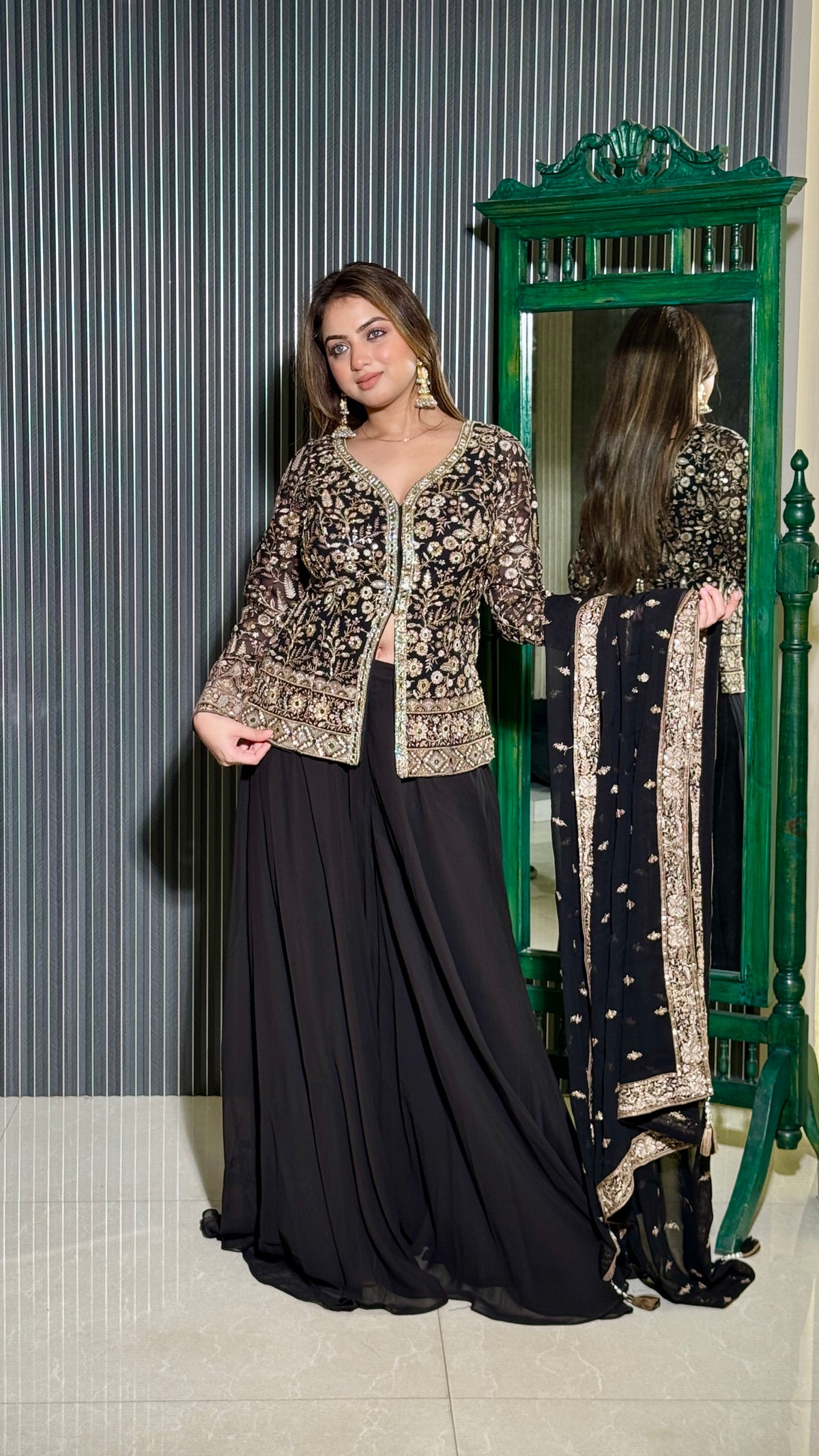 Exquisite Mirror Detailing Embroidery Ensemble – Chic & Timeless