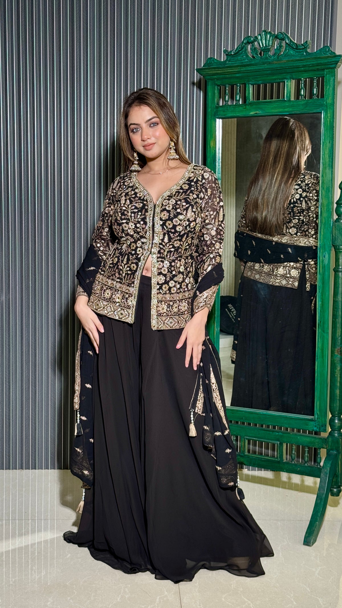 Exquisite Mirror Detailing Embroidery Ensemble – Chic & Timeless