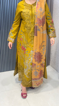 Women’s Long Pakistani Suit Set | Elegant Ethnic Wear for Festive Look
