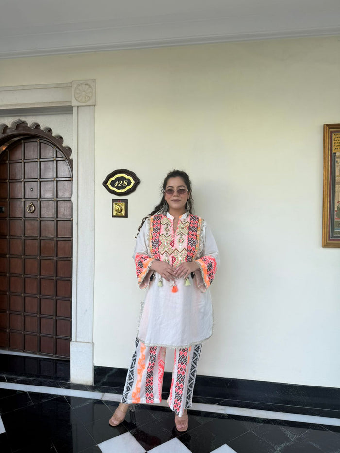 Linen Handwork Coord Set with Thread Embroidery & Neon Lining